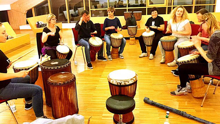 Trommeln im Haus Curtinie
